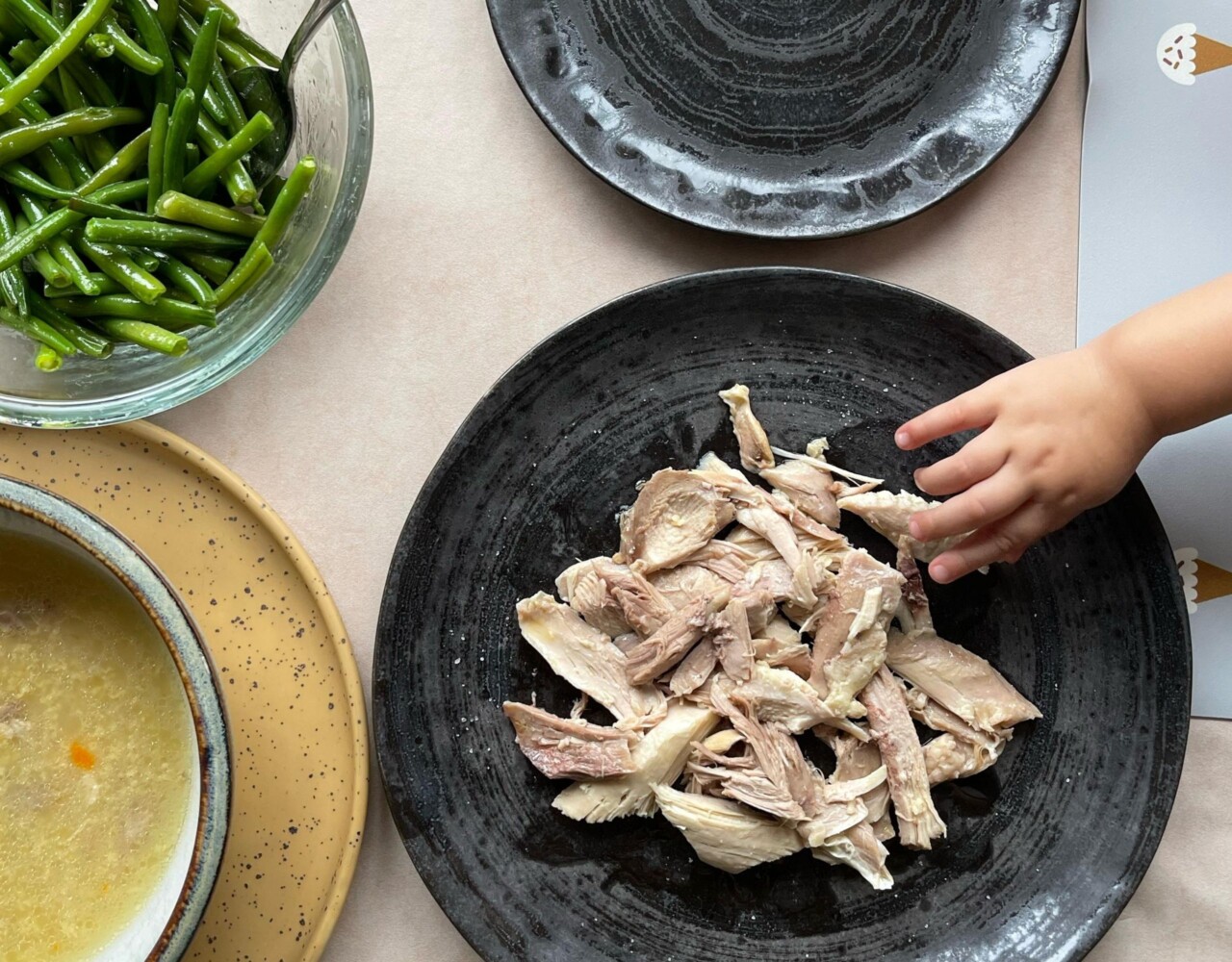 Piletina s raznim prilozima namijenjena prehrani beba