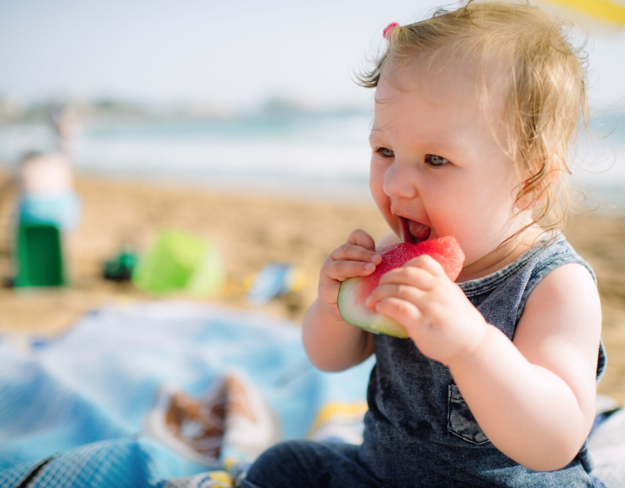 5 Beba jede lubenicu na plaži
